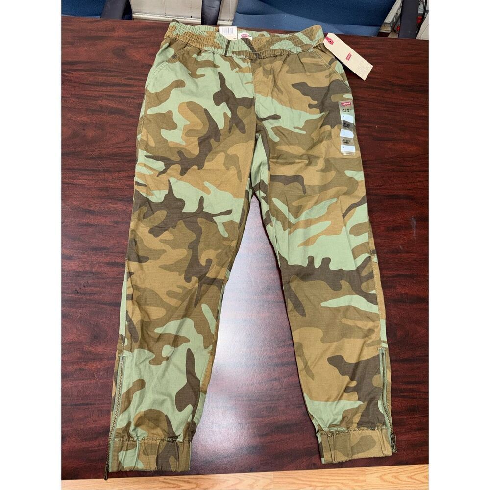 NWT Levi’s Camouflage Jet Set Taper Zipper Leg Joggers Size Small